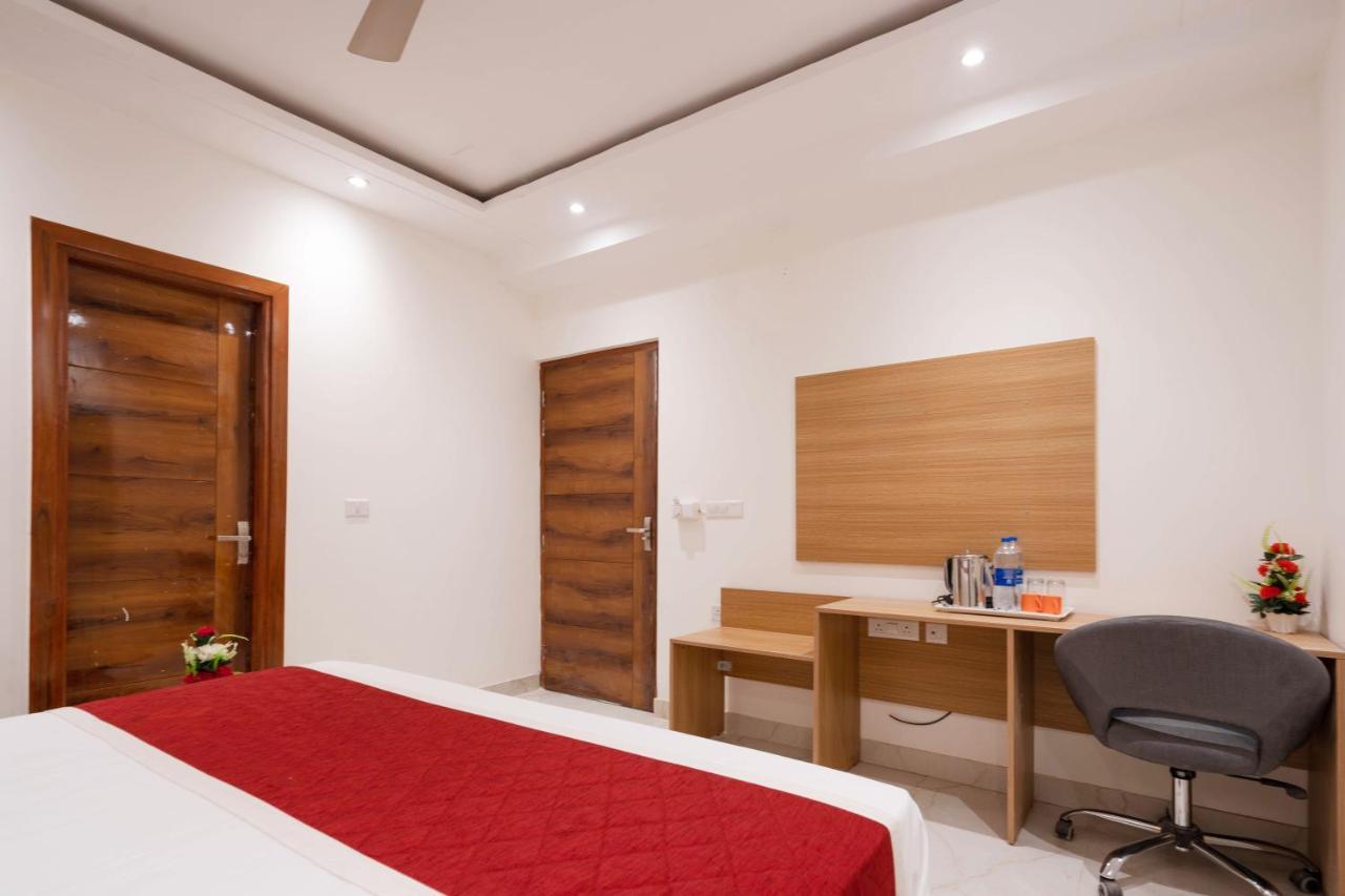 Octave Nirvana Suites Gurgaon Buitenkant foto