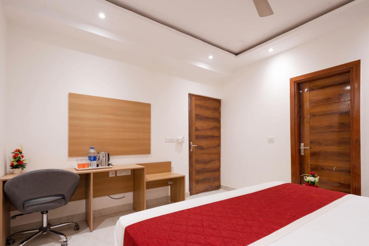 Octave Nirvana Suites Gurgaon Buitenkant foto